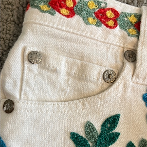 🩷 Alice + Olivia White Embroidered Jean Shorts - Picture 11 of 11